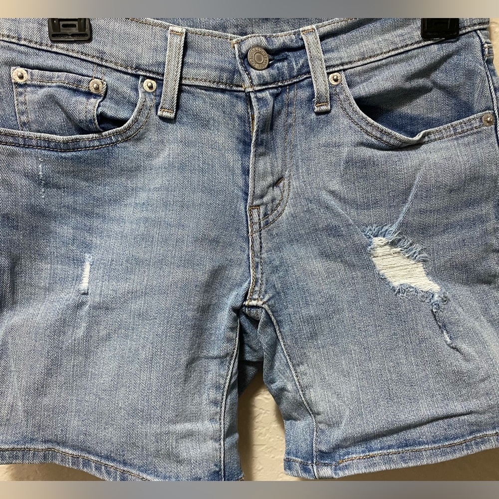LEVI’S Distressed Shorts size 25